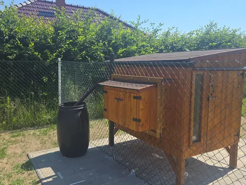 Kurník s krytým výběhem u rodinného domu